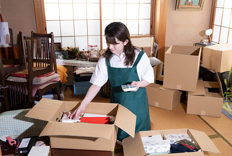 ゴミ屋敷片付け,汚部屋掃除,不用品回収の専門業者の仕分け作業