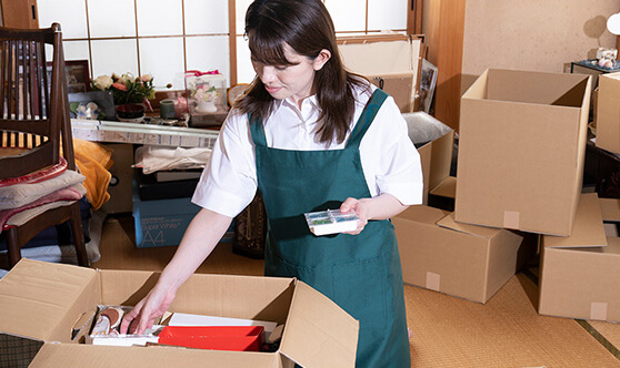 ゴミ屋敷の清掃業者の仕分け作業