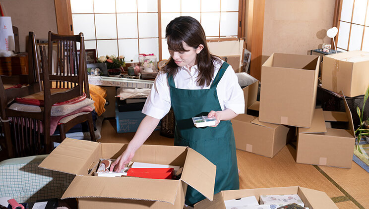 汚部屋の掃除業者の仕分け作業