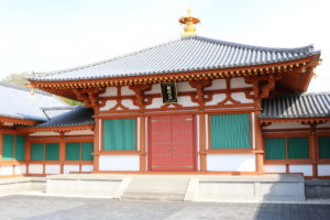 日本最古の仏壇・玉虫厨子が置かれる法隆寺