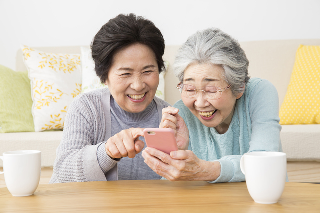 フリマアプリを利用する高齢女性