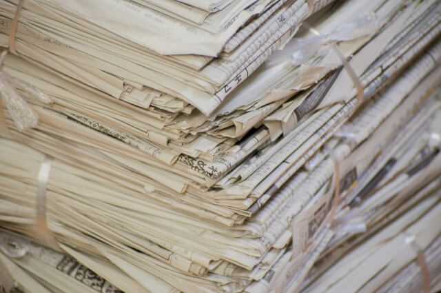 水気をしっかり切って「新聞紙」や「ペットシーツ」に包む