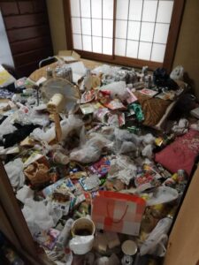 神奈川県伊勢原市S様のゴミ屋敷清掃ビフォー01