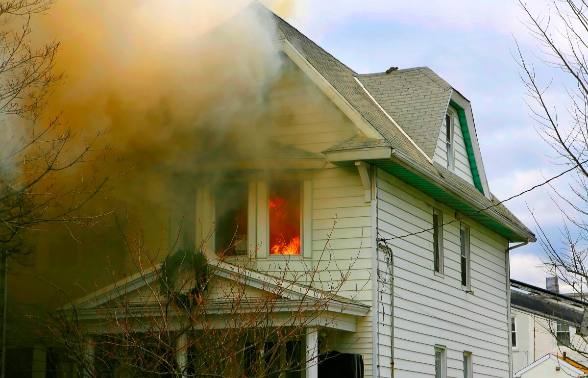 ゴミ屋敷に伴うリスク④火災や放火の恐れ