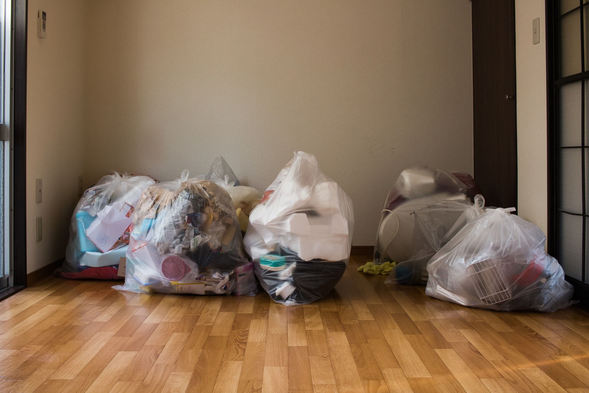 汚部屋の掃除は、便利屋やハウスクリーニング、ゴミ屋敷専門業者などが代行をサービスとして提供