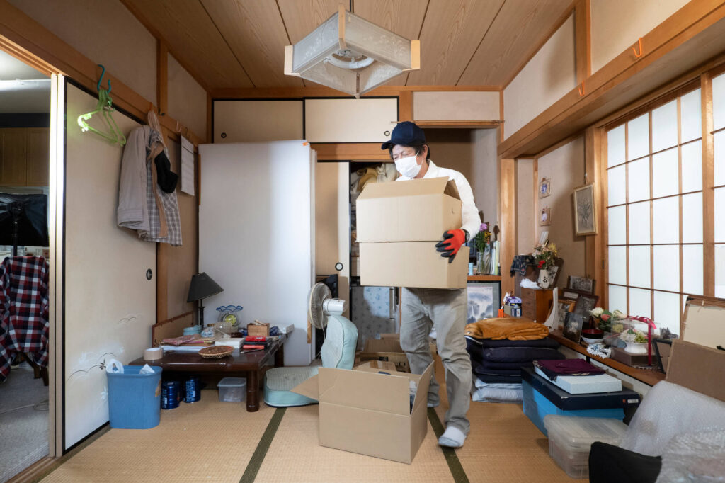 ゴミ屋敷に住む男性の心理とは？脱出するための方法も解説