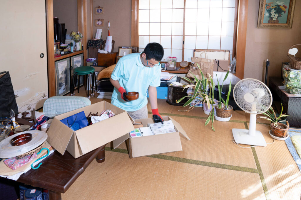 愛知県豊田市の不用品回収業者の中から数社をピックアップし,見積もり依頼を出してみてください。