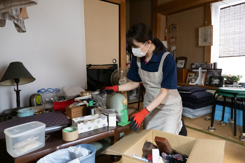 亡くなった人の部屋の片付けを業者に依頼するべき理由