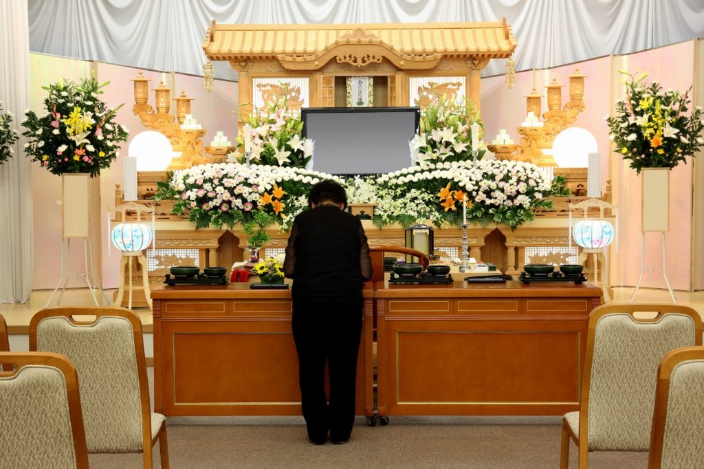 お葬式の相場を知っておこう　あなたの家の葬儀は高い？ 安い？