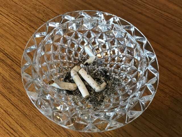 家でのタバコの吸い殻の捨て方