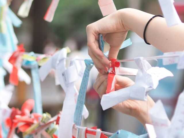 おみくじを結ぶ理由は？正しいマナーや持ち帰った場合の扱い方も解説