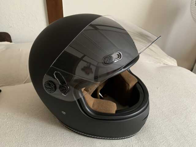 ヘルメットの捨て方は？捨てるタイミングや回収業者選びのポイントも解説