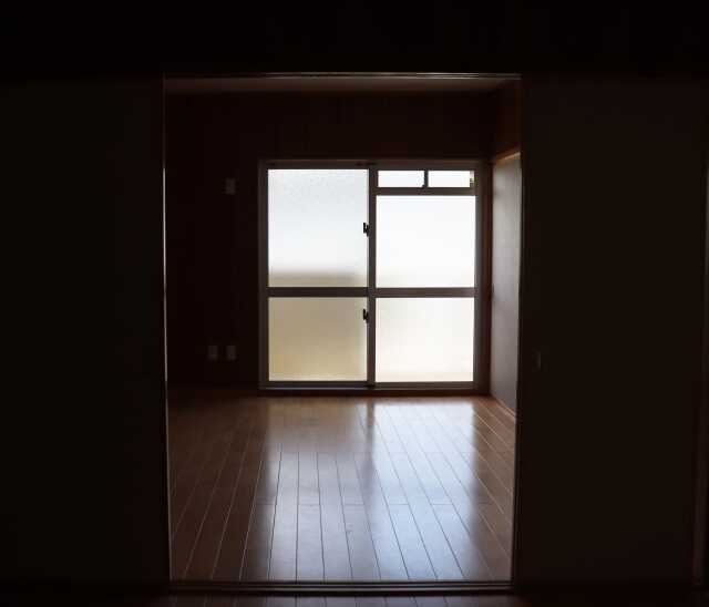 孤独死した部屋の特徴は？発見時の対処法から特殊清掃の費用まで【完全ガイド】