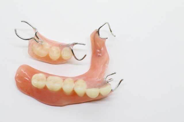 入れ歯はどう捨てる？ごみ屋敷清掃業者が教える意外と知らない処分方法