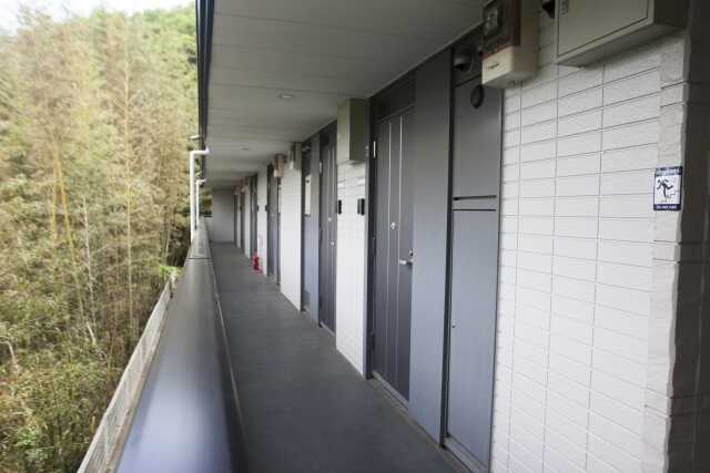 隣人が孤独死！引っ越し費用は保証してもらえる？住み続けるのは危険？