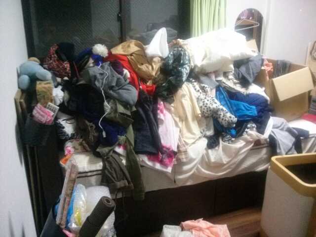 汚部屋の原因「服の山」ができてしまう片付けられない心理